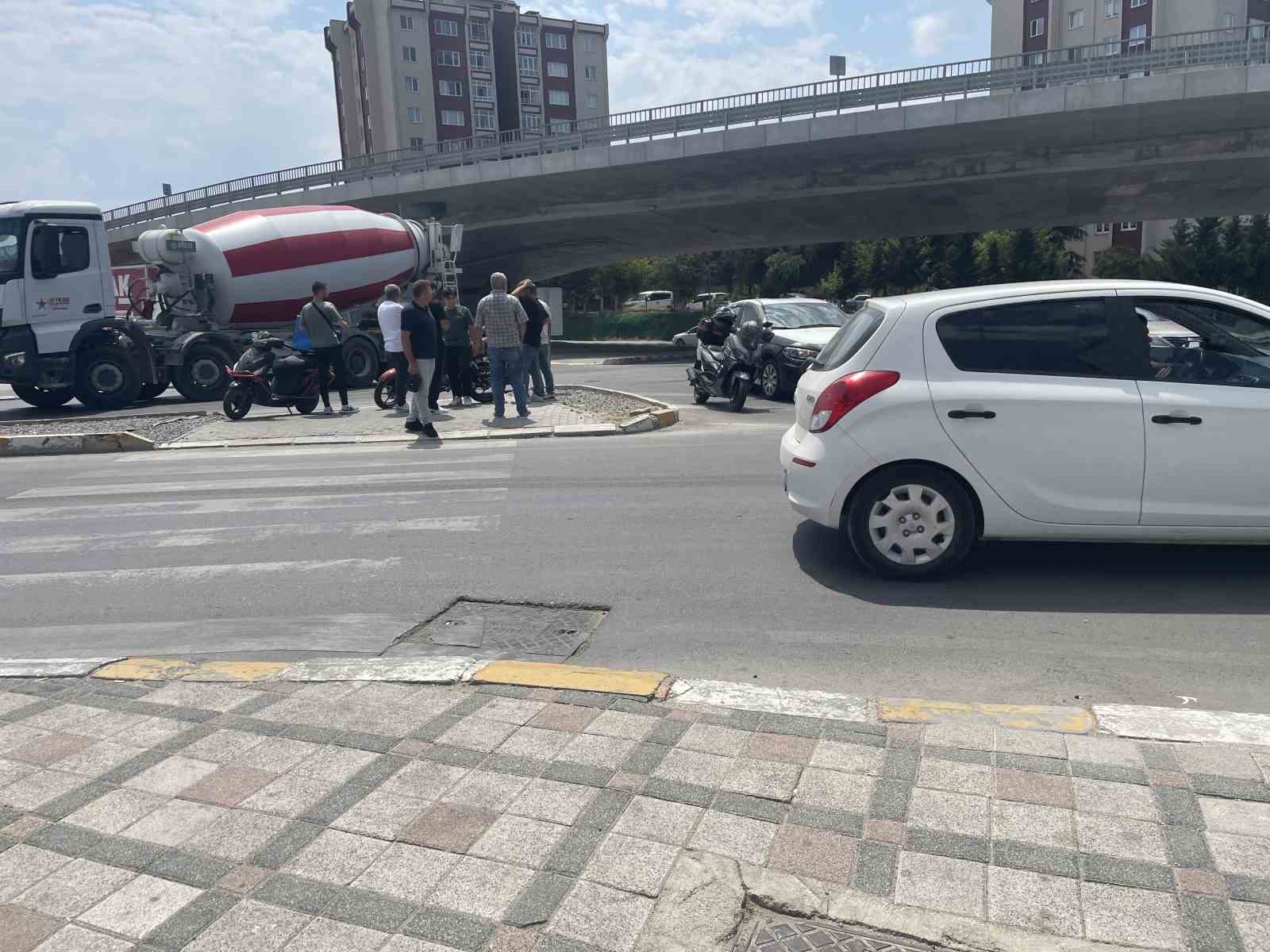 Kavşakta kaza: Motosiklet s&uuml;r&uuml;c&uuml;s&uuml; yaralandı
