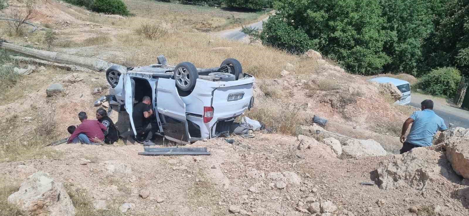 Şırnak&rsquo;ta hafif ticari ara&ccedil; devrildi: 7 yaralı
