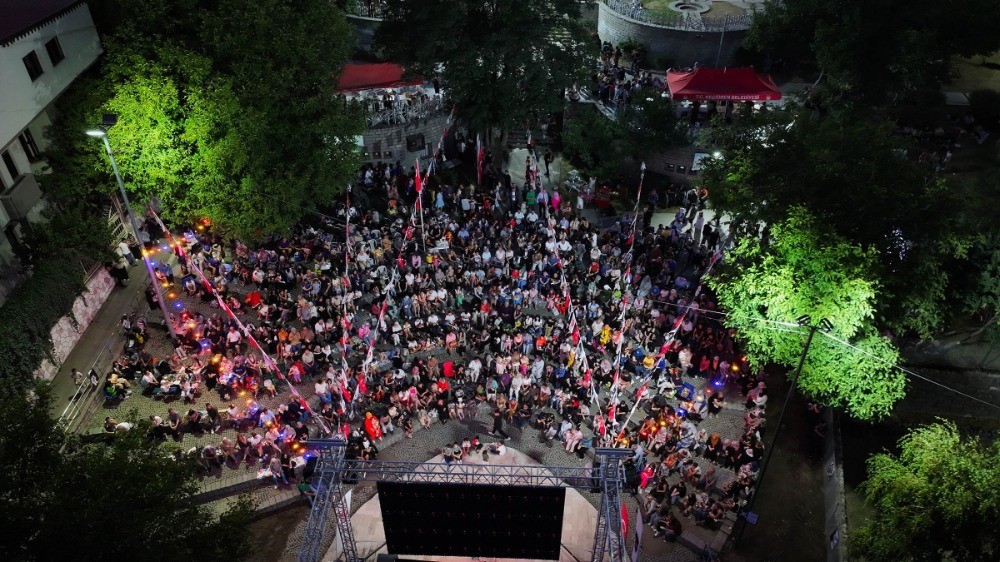 Ke&ccedil;i&ouml;renliler a&ccedil;ık havada sinemanın keyfini &ccedil;ıkardı
