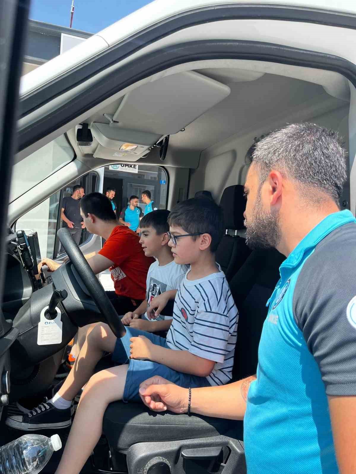 Otizmli &ccedil;ocuklar UMKE g&ouml;n&uuml;ll&uuml;leri ile buluştu
