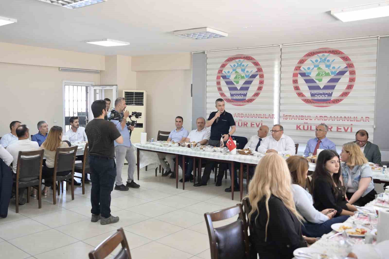 Esenyurt Belediye Başkan Vekili Aksoy, kahvaltı programında hizmetleri anlattı
