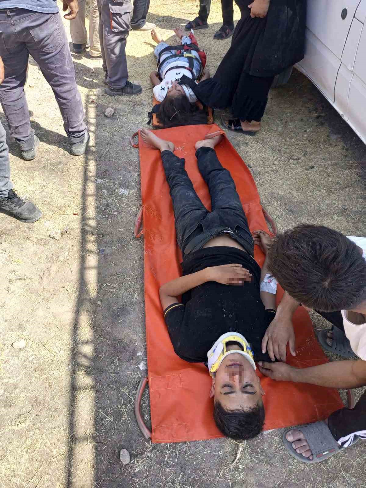 Hafif ticari ara&ccedil; şarampole yuvarlandı: 2&rsquo;si ağır 5 yaralı
