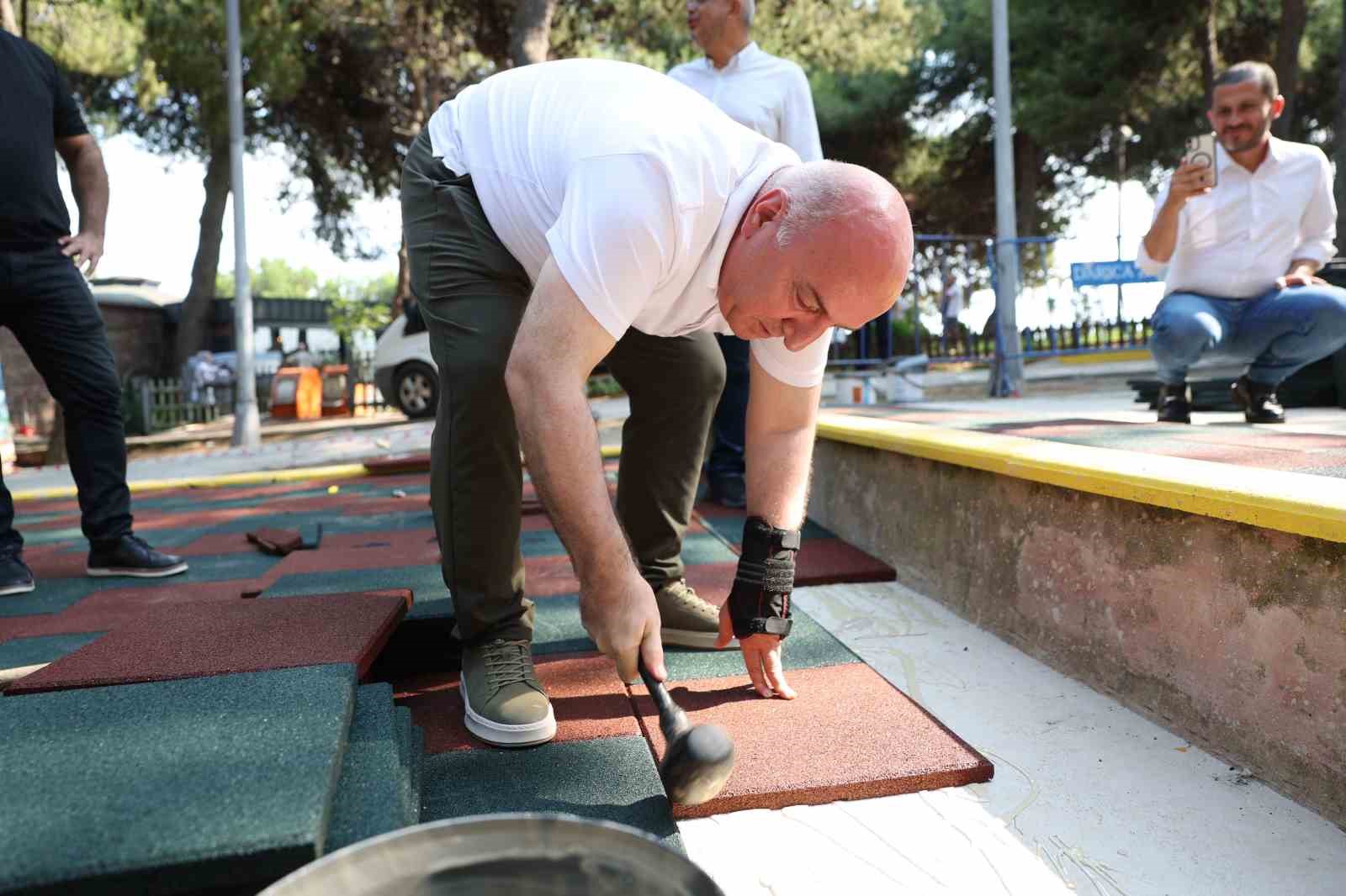 &Ccedil;ekici eline alan Başkan Muzaffer Bıyık, iş&ccedil;ilere destek verdi
