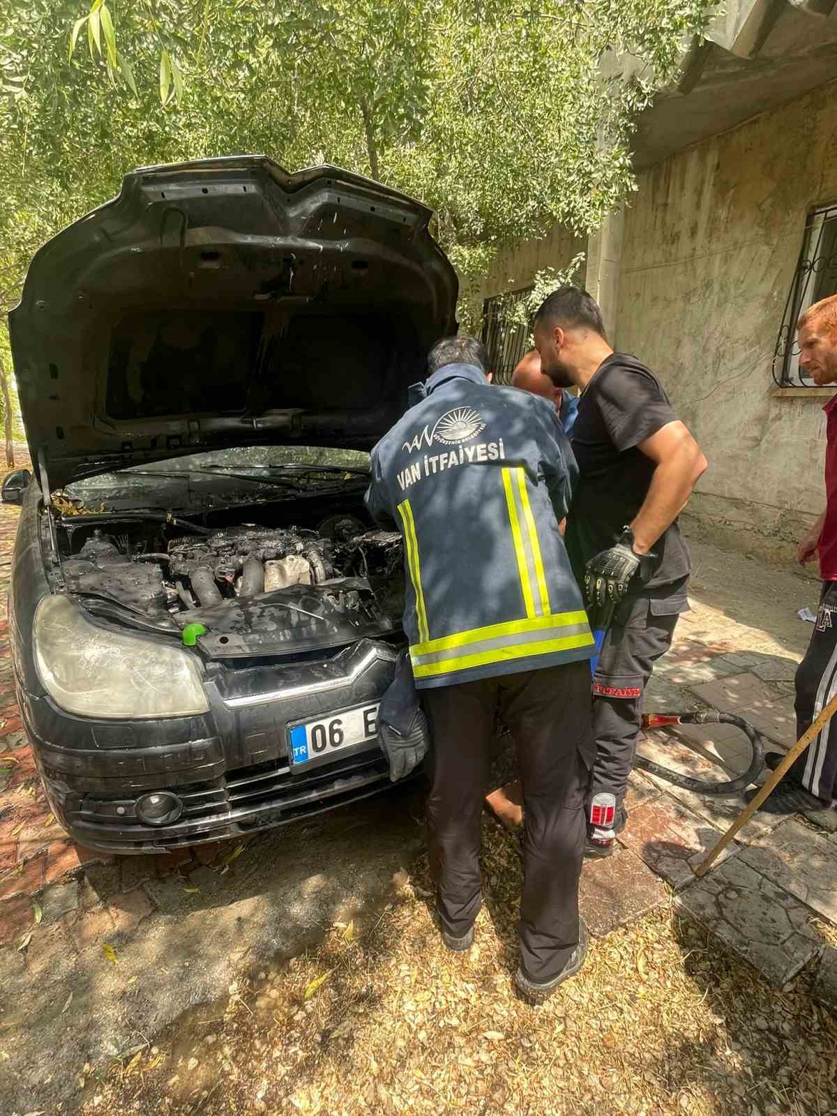 Park halindeki otomobil yandı
