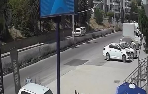 Elazığ’da trafik kazası güvenlik kamerasına yansıdı
