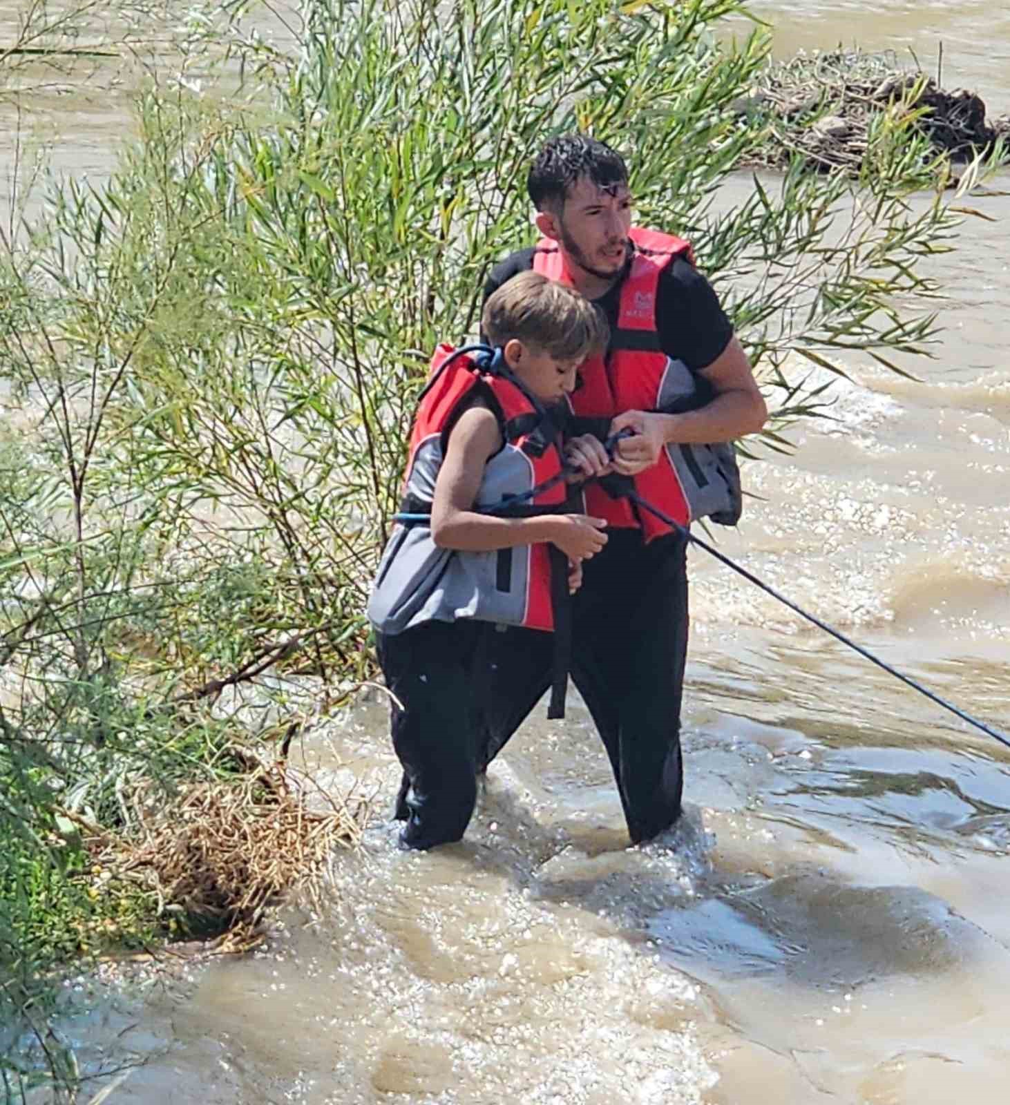 Kezer &Ccedil;ayı&rsquo;nda akıntıya kapılan 3 &ccedil;ocuktan 2&rsquo;si kurtarıldı
