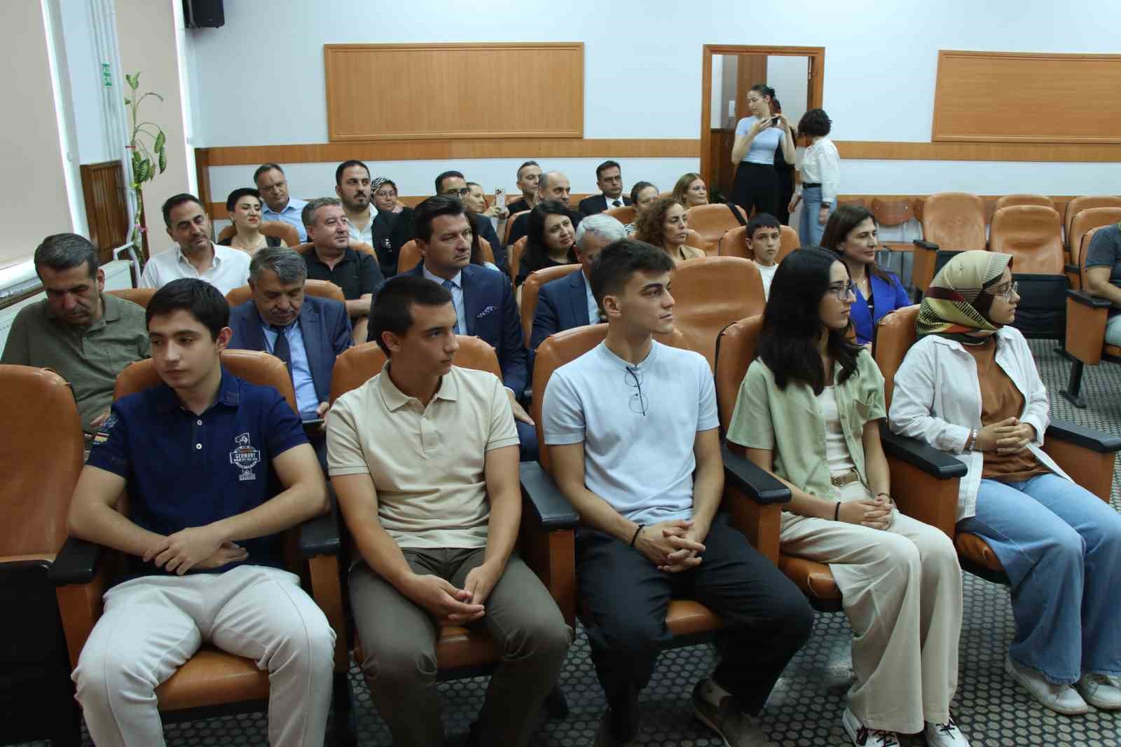 Kırklareli’nde YKS’de dereceye giren öğrencilere başarı belgesi verildi