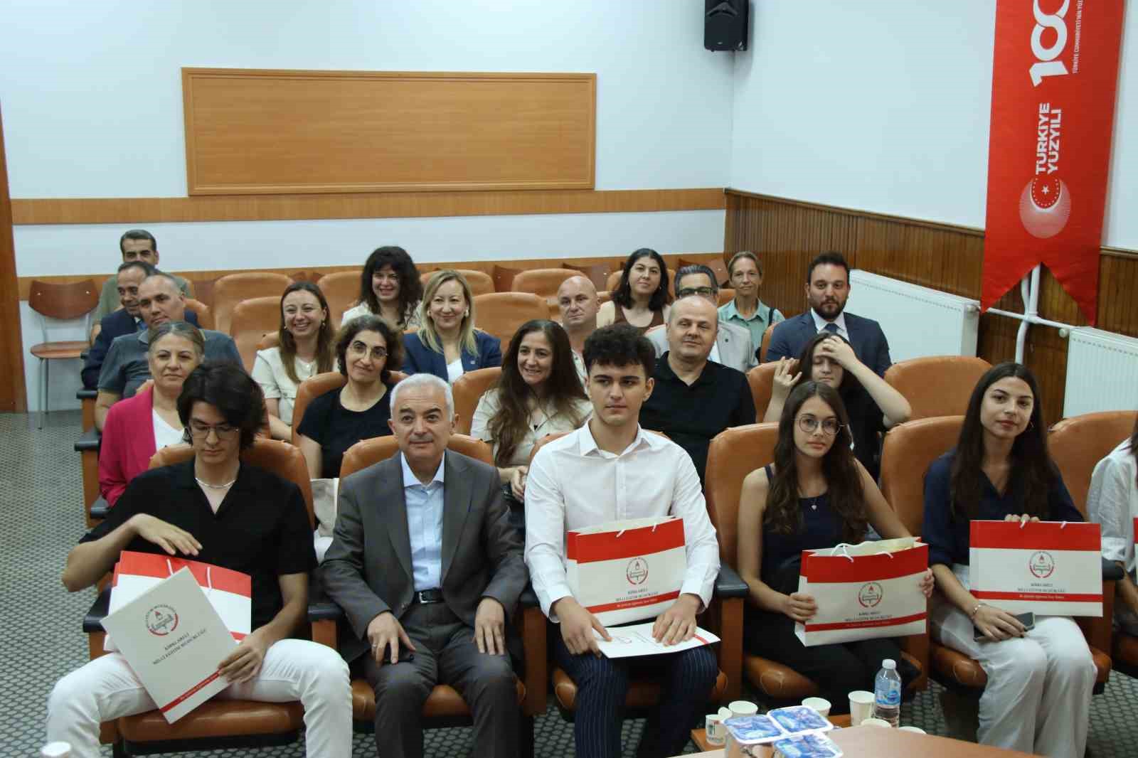 Kırklareli’nde YKS’de dereceye giren öğrencilere başarı belgesi verildi
