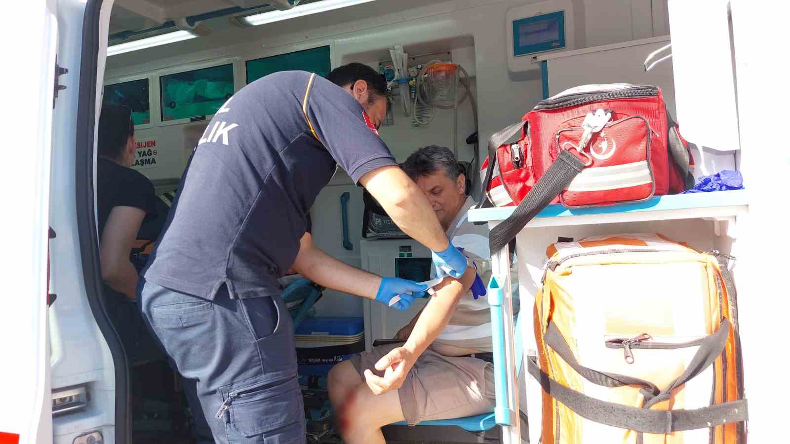 Samsun&rsquo;da motosiklet hafif ticari araca &ccedil;arptı: 2 yaralı
