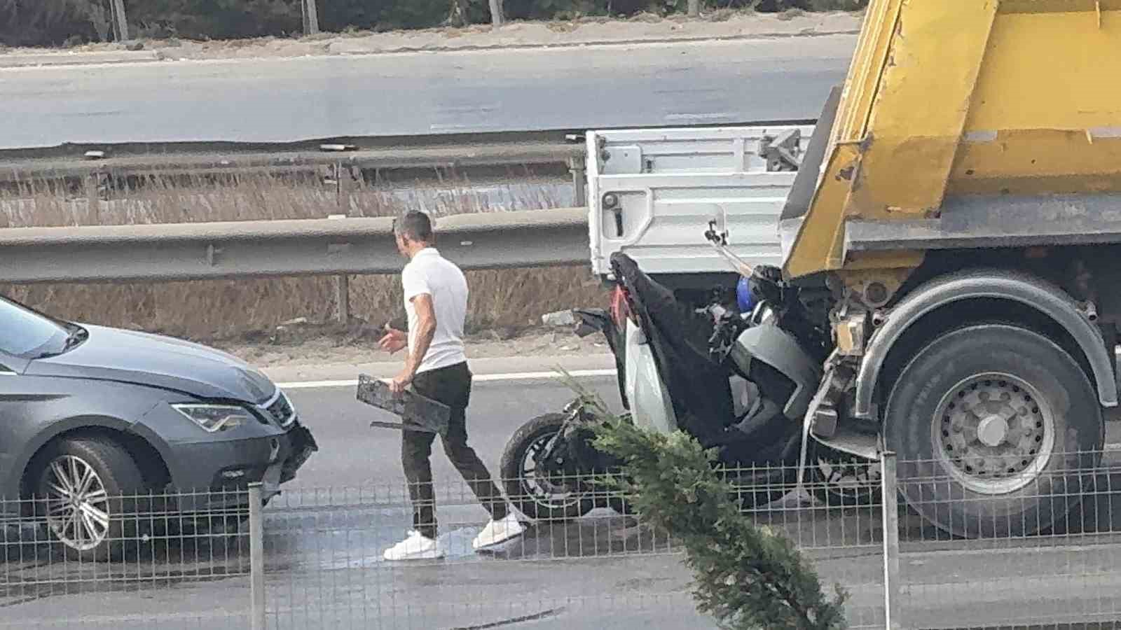 Kocaeli&rsquo;de feci kaza: Motosiklet s&uuml;r&uuml;c&uuml;s&uuml; kamyonla otomobil arasına sıkıştı
