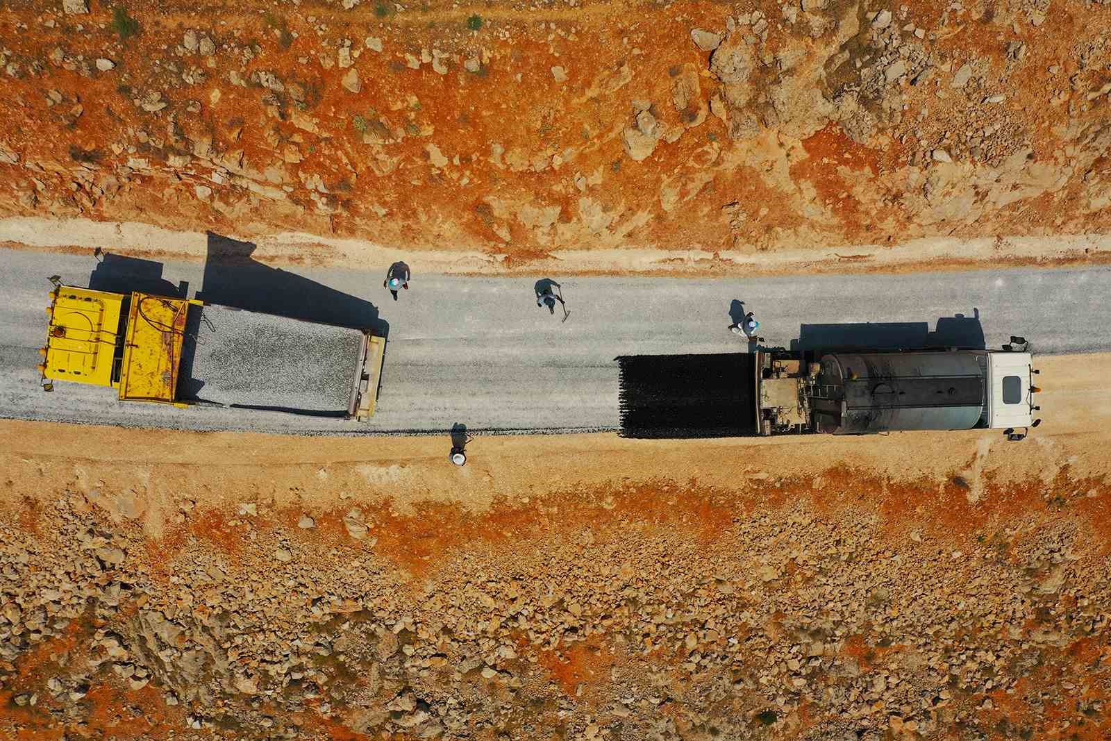Malatya Büyükşehir Belediyesi’nin kırsaldaki yol mesaisi sürüyor