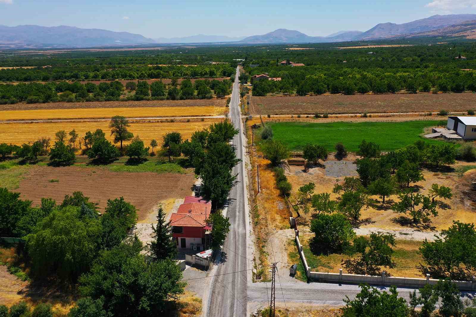 Malatya B&uuml;y&uuml;kşehir Belediyesi&rsquo;nin kırsaldaki yol mesaisi s&uuml;r&uuml;yor
