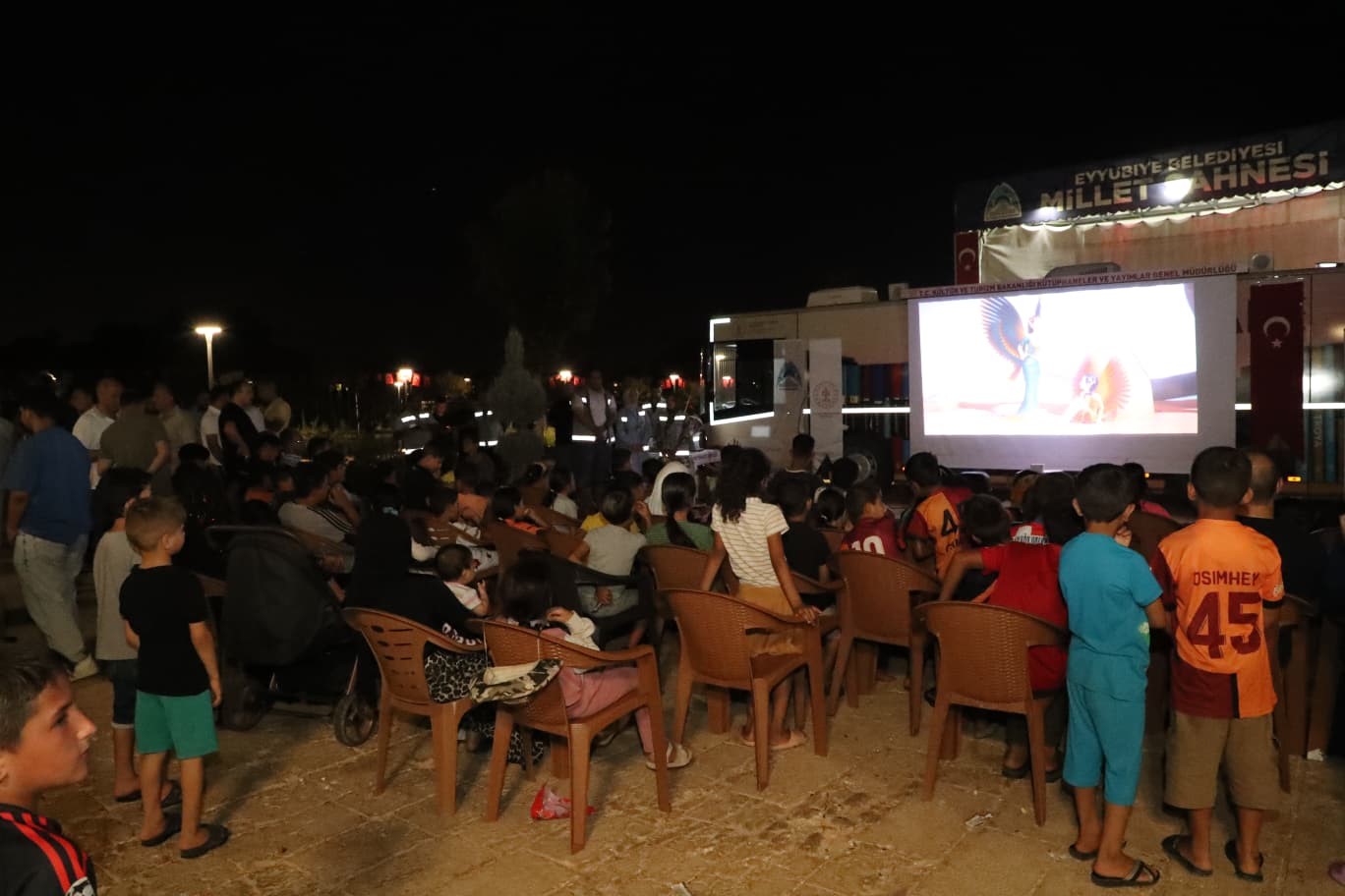 Çocuklar ve gençler gezici kütüphane etkinliğinde buluştu