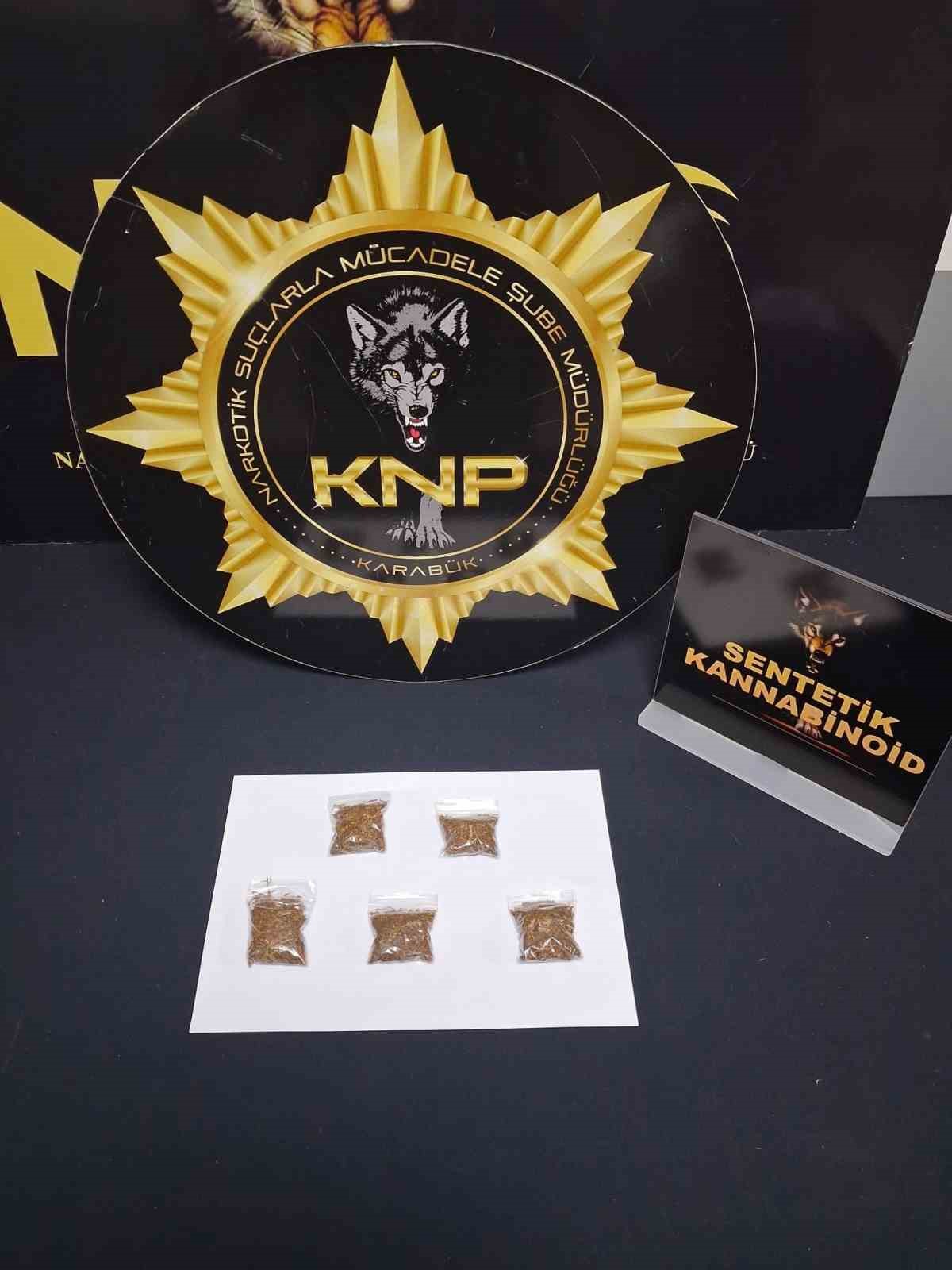 Karab&uuml;k&rsquo;te uyuşturucu operasyonlarında 2 kişi tutuklandı
