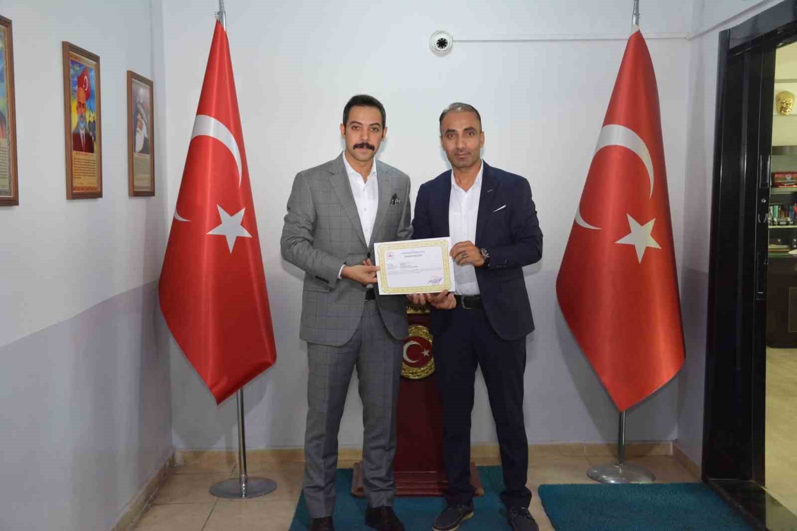 Kaymakam Uzun’dan yavru kediyi kurtarıp annesine kavuşturan öğretmene başarı belgesi