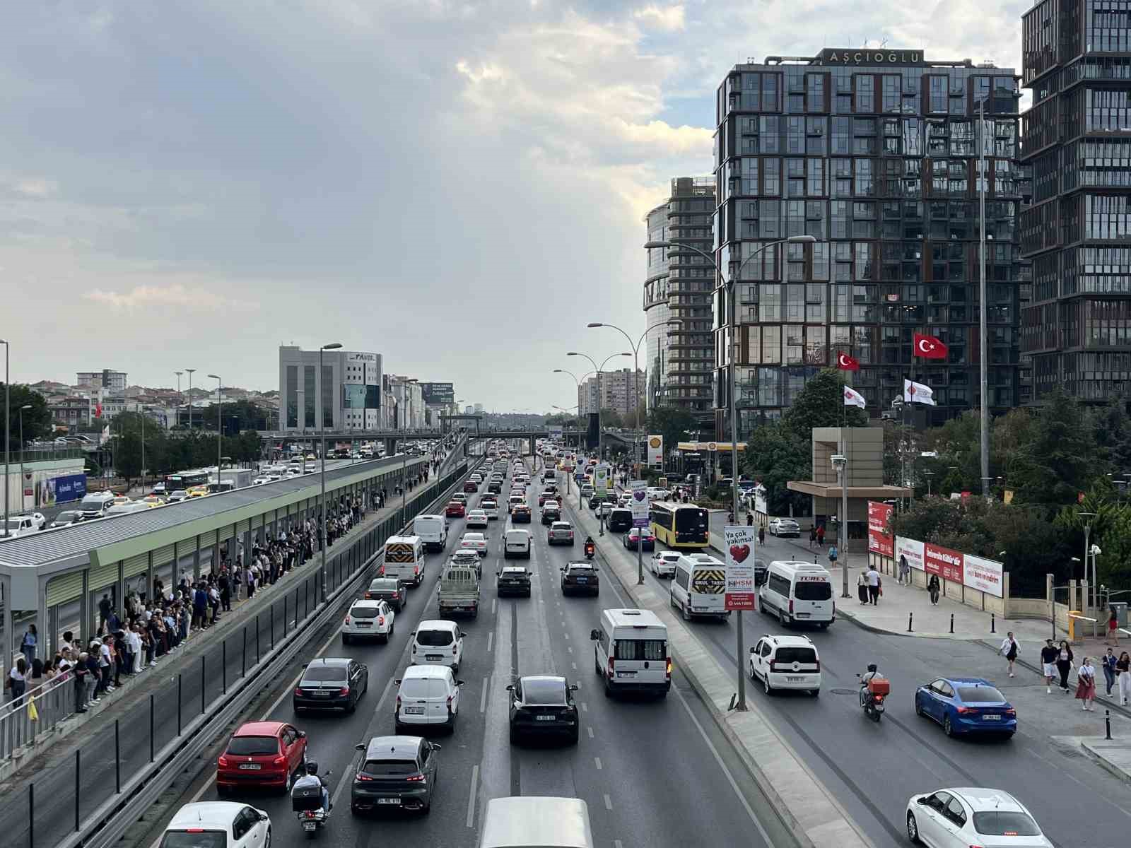 İstanbul&rsquo;da trafik yoğunluğu y&uuml;zde 67&rsquo;e ulaştı
