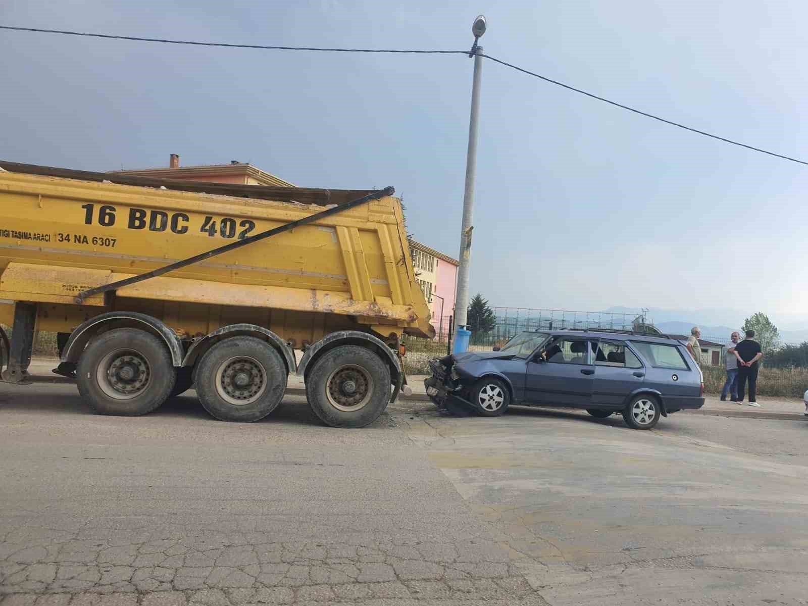 Otomobil kamyona &ccedil;arptı: 4 yaralı
