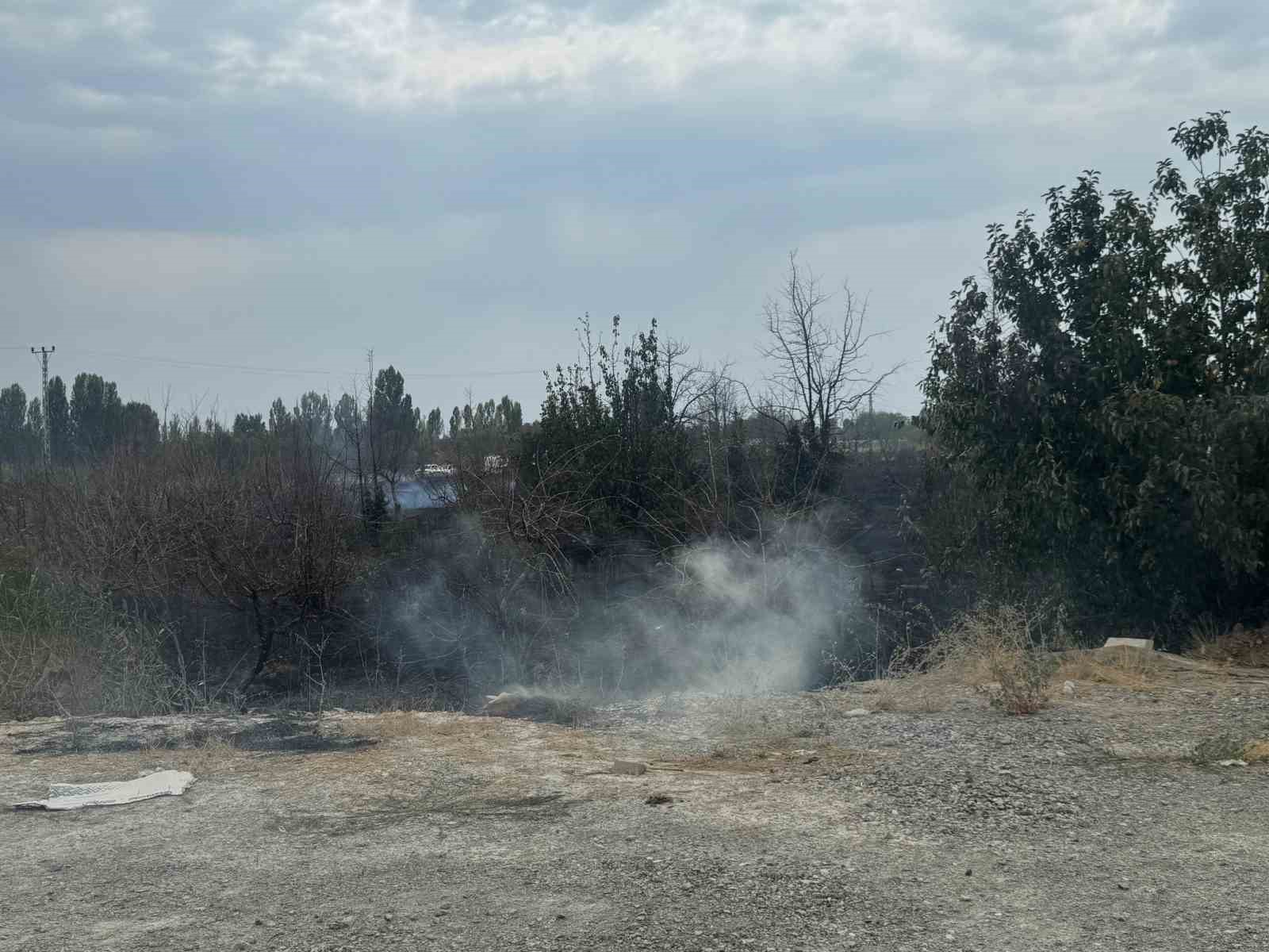 Van YY&Uuml; kamp&uuml;s&uuml;nde arazi yangını
