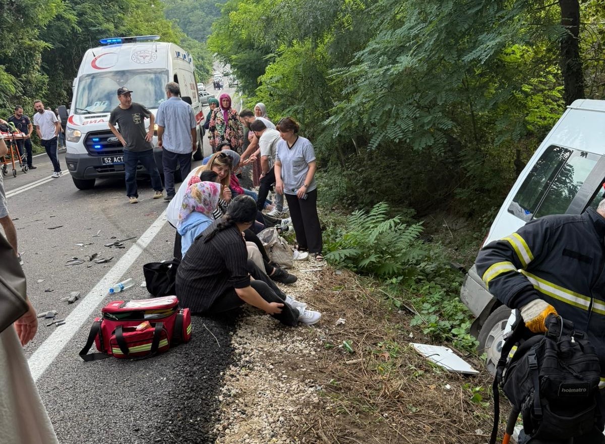 Ordu&rsquo;daki servis minib&uuml;s&uuml; kazasında yaralı sayısı 16&rsquo;ya y&uuml;kseldi
