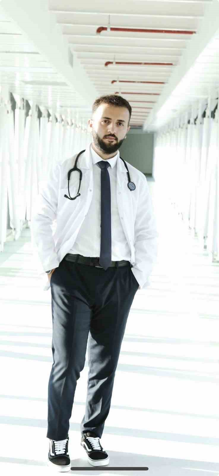 Yoldan ge&ccedil;en doktorun kahramanlığı: 1 yaşındaki bebeğin hayatını kurtardı
