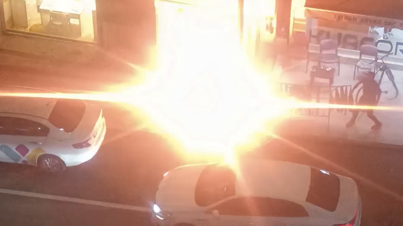 Van’da aydınlatma direğinin kabloları alev aldı