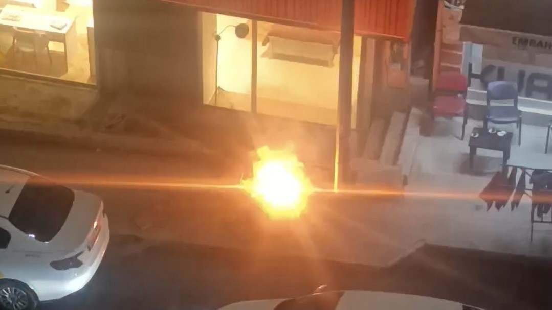 Van&rsquo;da aydınlatma direğinin kabloları alev aldı
