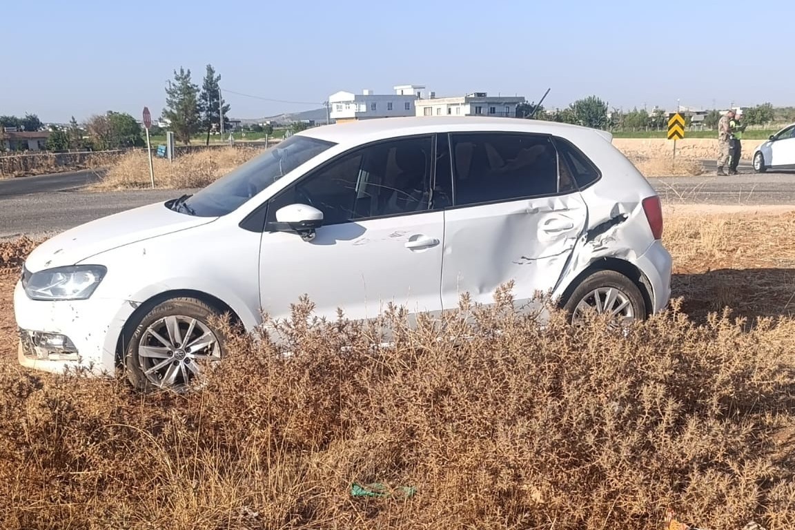 Otomobile &ccedil;arpan motosikletin s&uuml;r&uuml;c&uuml;s&uuml; ağır yaralandı
