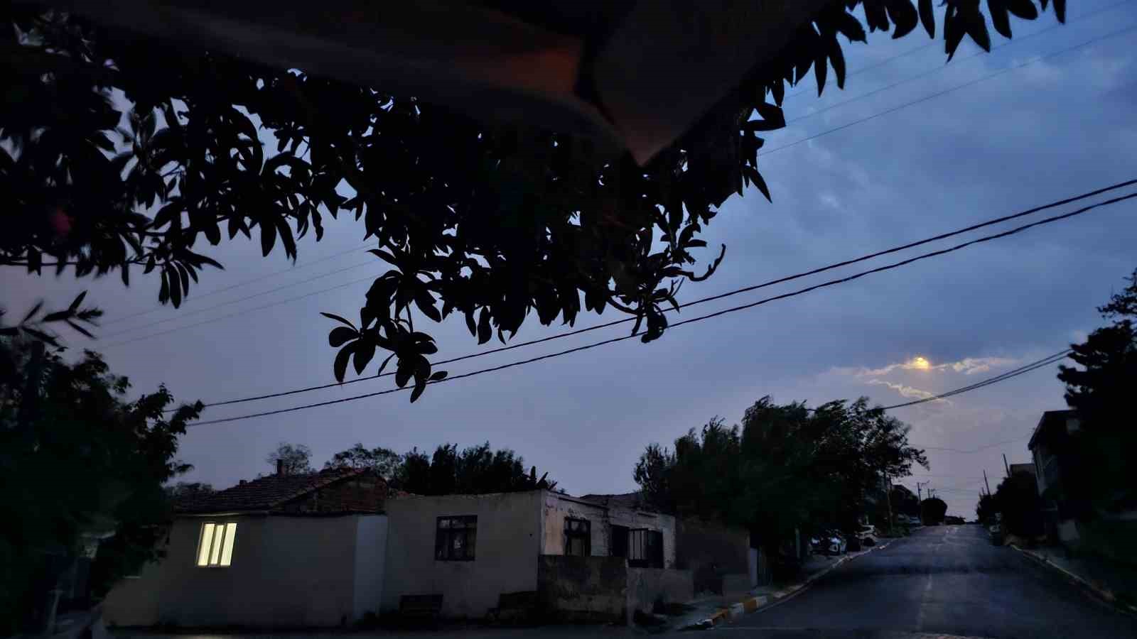 Bandırma ve Erdek&rsquo;te sağanak yağış
