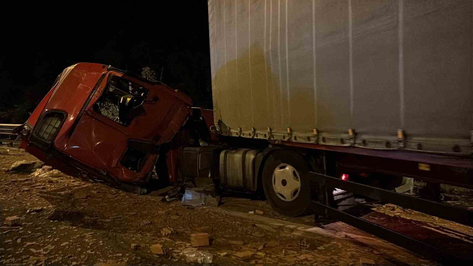 TEM’de tuğla yüklü tıra çarpan tır, hurdaya döndü: Sürücü yara almadan kurtuldu