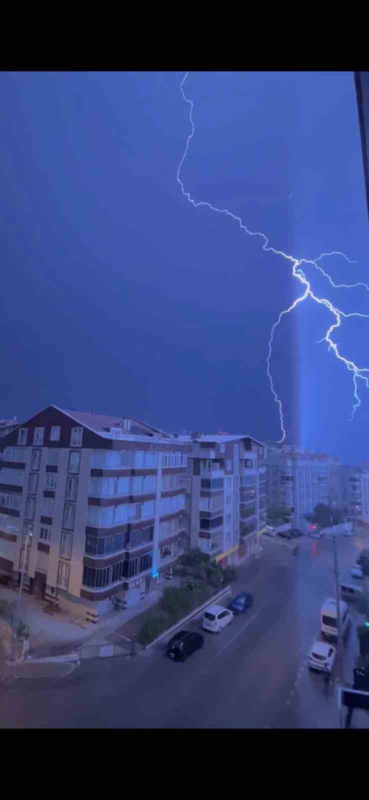 Bursa&rsquo;da şimşekler geceyi aydınlattı