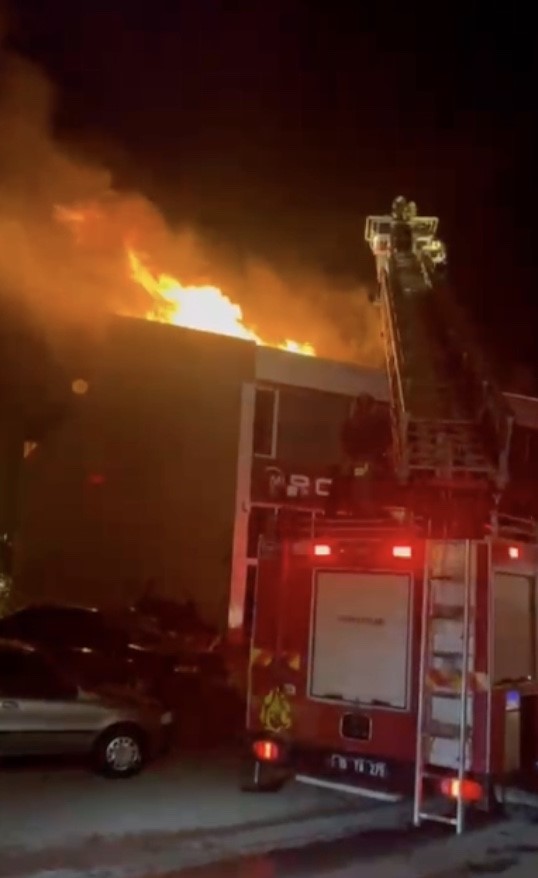 &Ccedil;orum&rsquo;da iş yerinin &ccedil;atısında &ccedil;ıkan yangın s&ouml;nd&uuml;r&uuml;ld&uuml;
