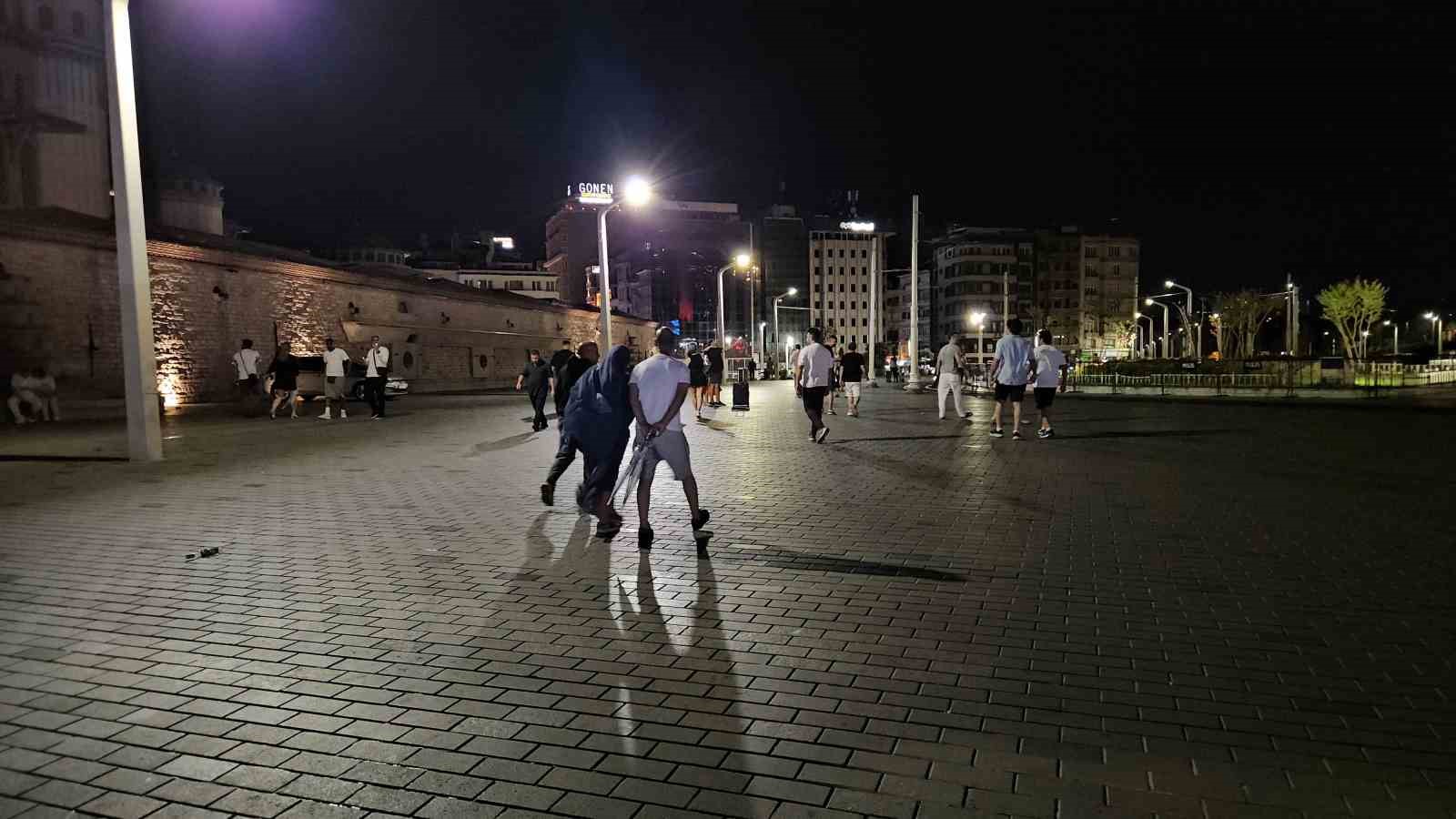 İstanbul’da şimşekler geceyi aydınlattı