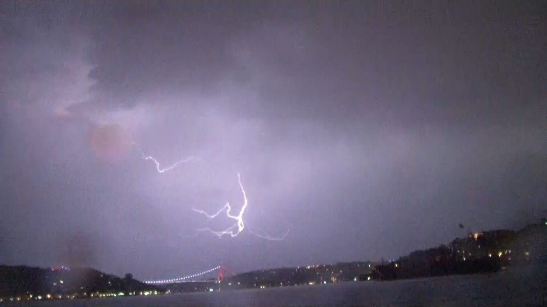 İstanbul’da şimşekler geceyi aydınlattı