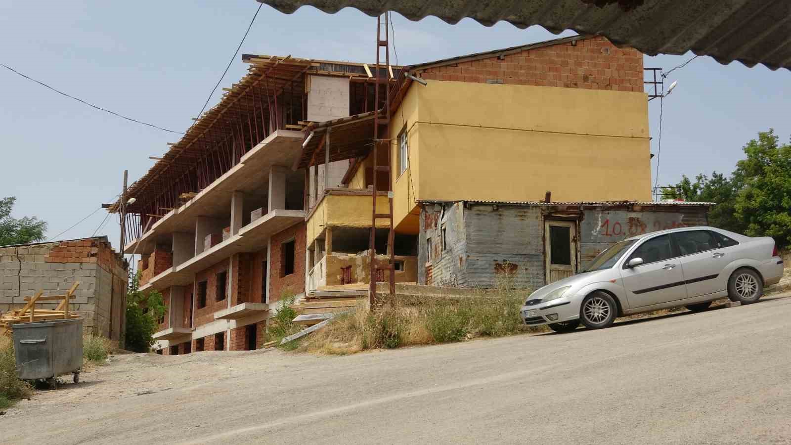 Tarihi Bayburt Kalesi&rsquo;nin &ouml;n&uuml;nde y&uuml;kselen binaya sert tepki: "Bayburt&rsquo;ta imar ter&ouml;r&uuml; var"
