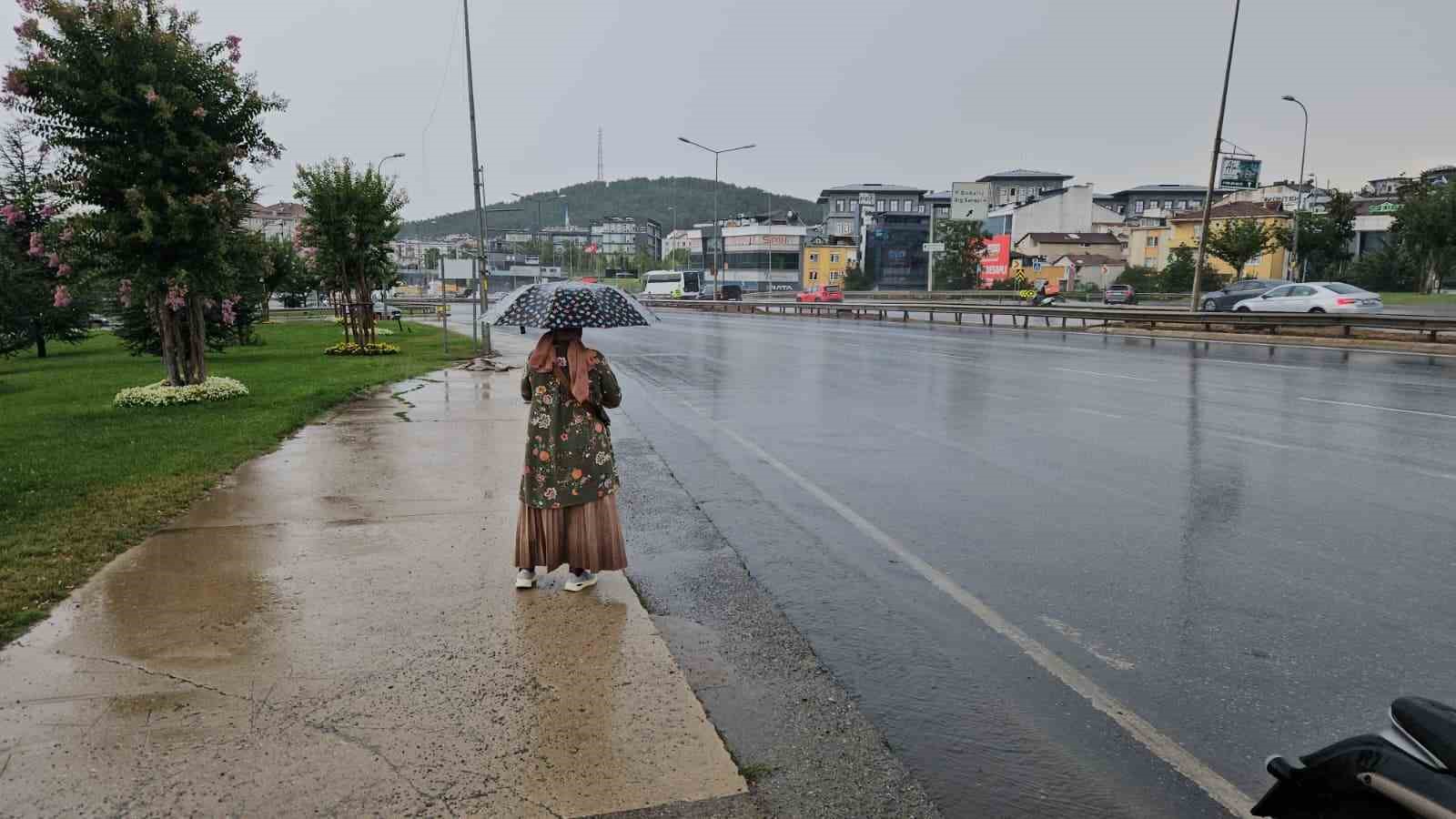 İstanbul&rsquo;da sağanak yağış Avrupa Yakası&rsquo;nda etkisini s&uuml;rd&uuml;r&uuml;yor
