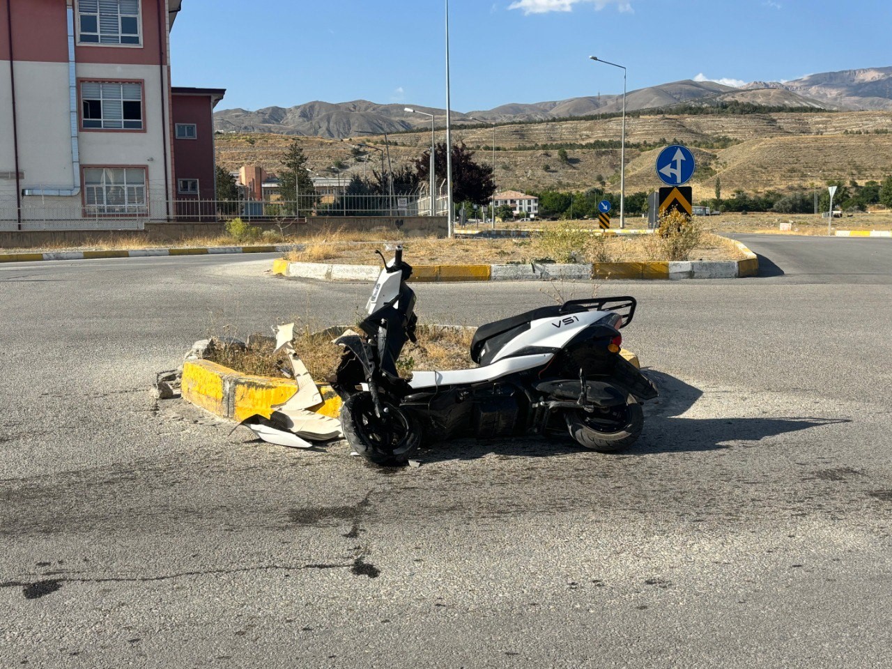 Elektrikli bisiklet ile otomobil çarpıştı: 1 yaralı