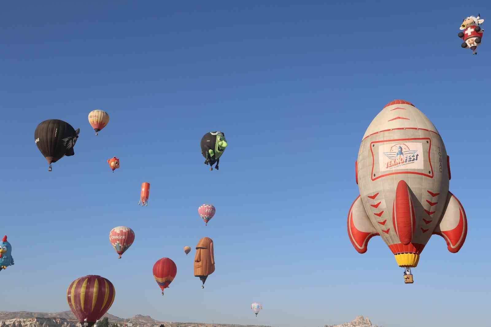 Kapadokya’da Balon Festivali başladı: 27 ülkeden 38 balon gökyüzünü süsledi