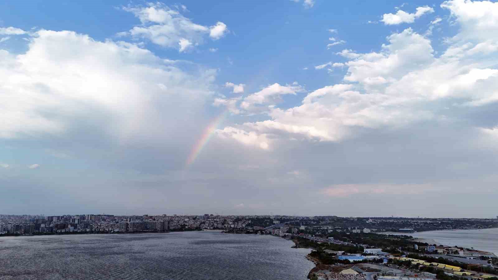 İstanbul&rsquo;da fırtına sonrası g&ouml;kkuşağı

