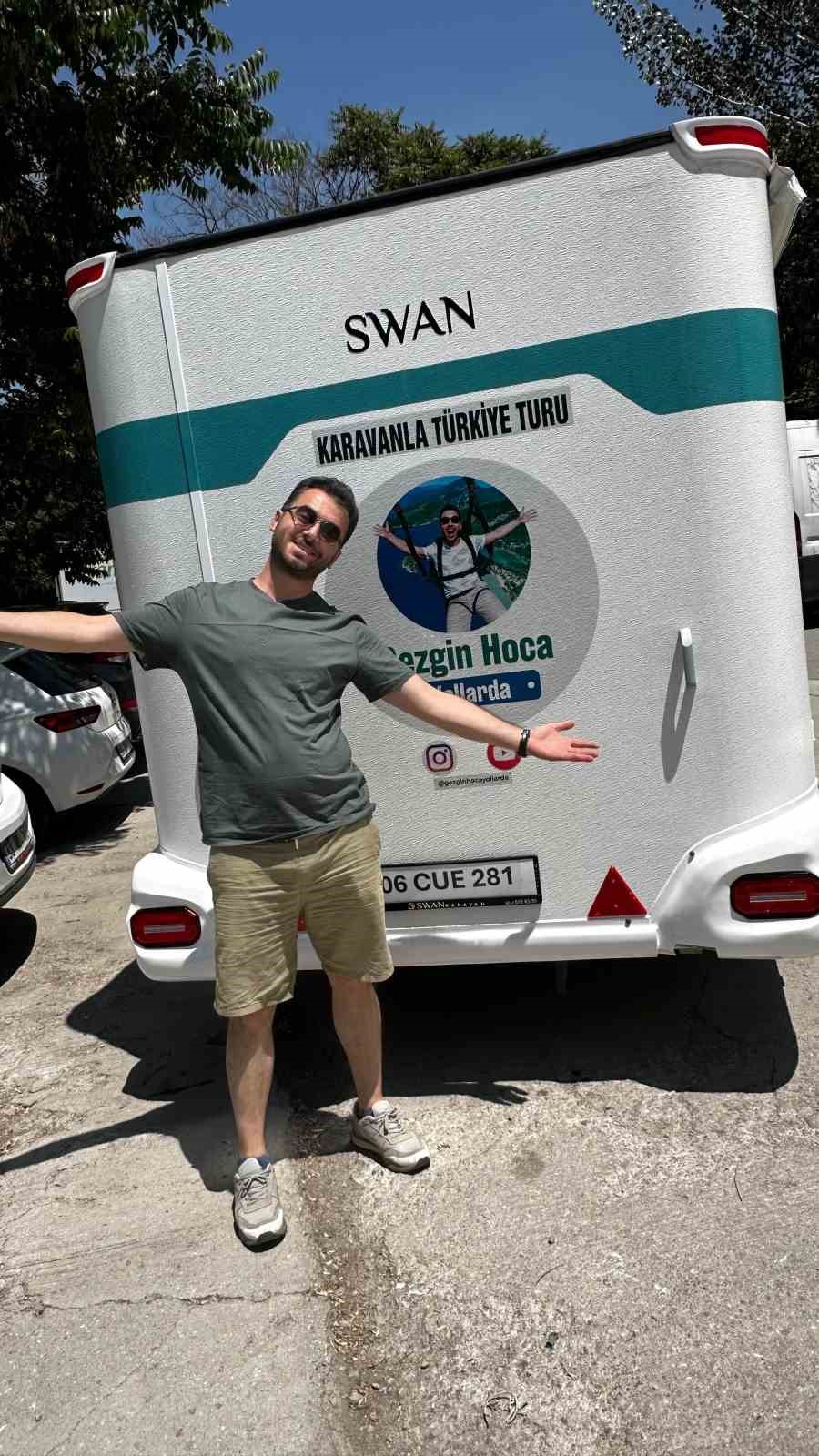 Karavanıyla Türkiye’yi gezen gezgin Van Gölü sahillerine ulaştı