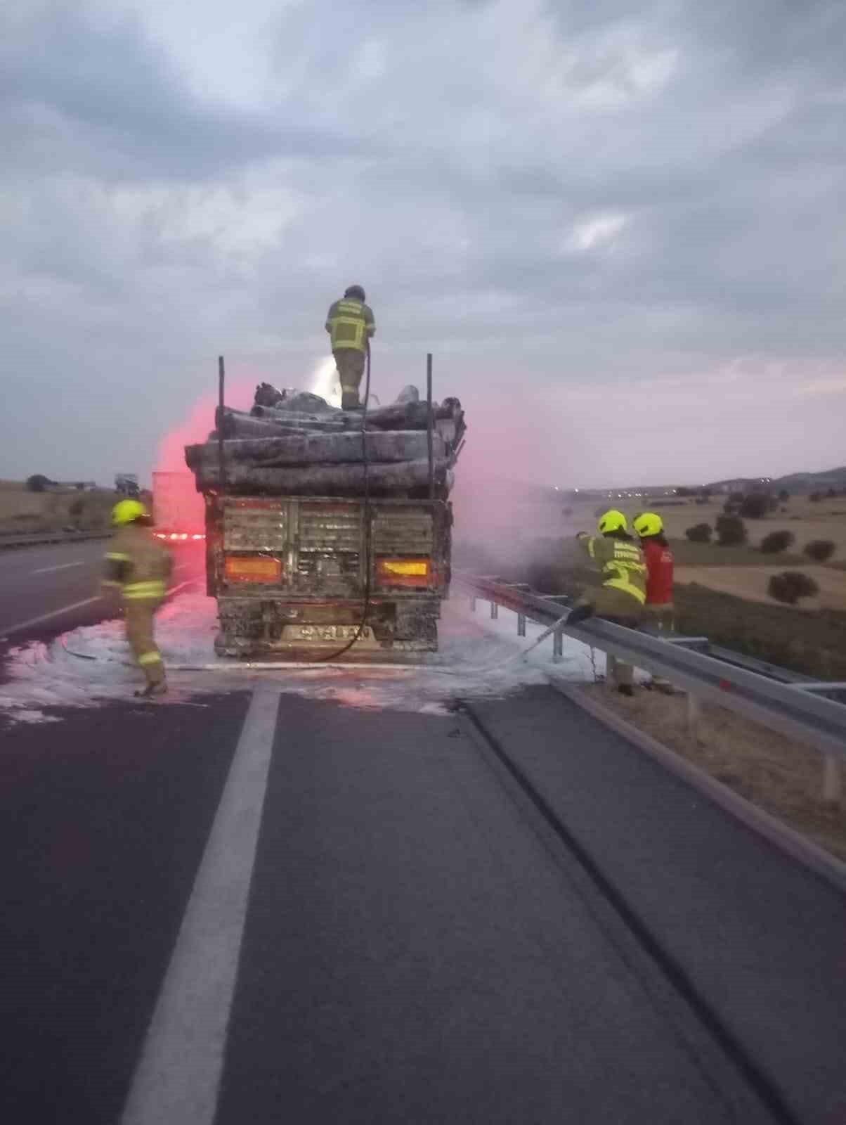 Tomruk y&uuml;kl&uuml; tırda yangın paniği
