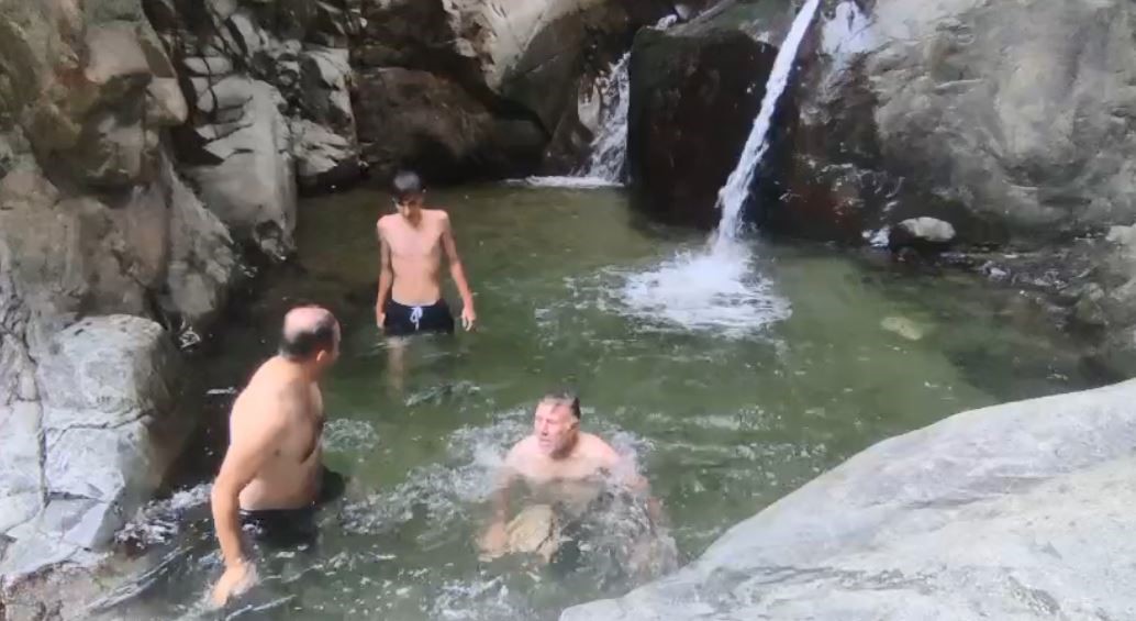 Yusufeli’nde sıcak havadan bunalan gençler ’Ayı Hamamı’nda serinliyor