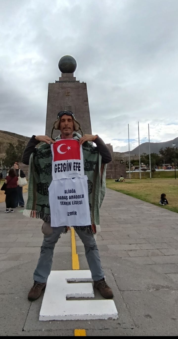 Ekvator &ccedil;izgisinde T&uuml;rk bayrağıyla zeybek oynadı
