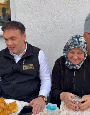 76 yaşında ilk kez vali g&ouml;rd&uuml; Fevziye teyzenin heyecanı g&uuml;l&uuml;msetti
