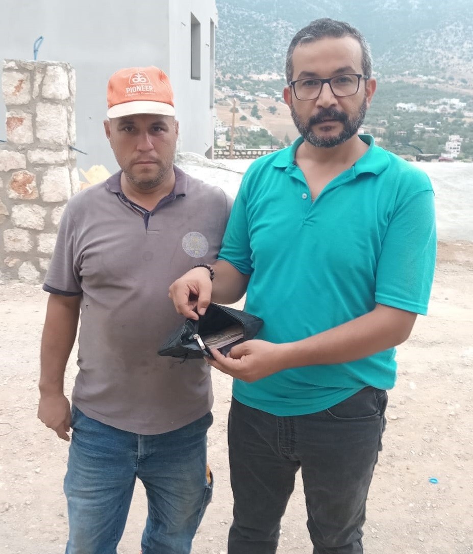 Belediye grevlilerinden rnek davran bulduklar czdan sahibine teslim ettiler
