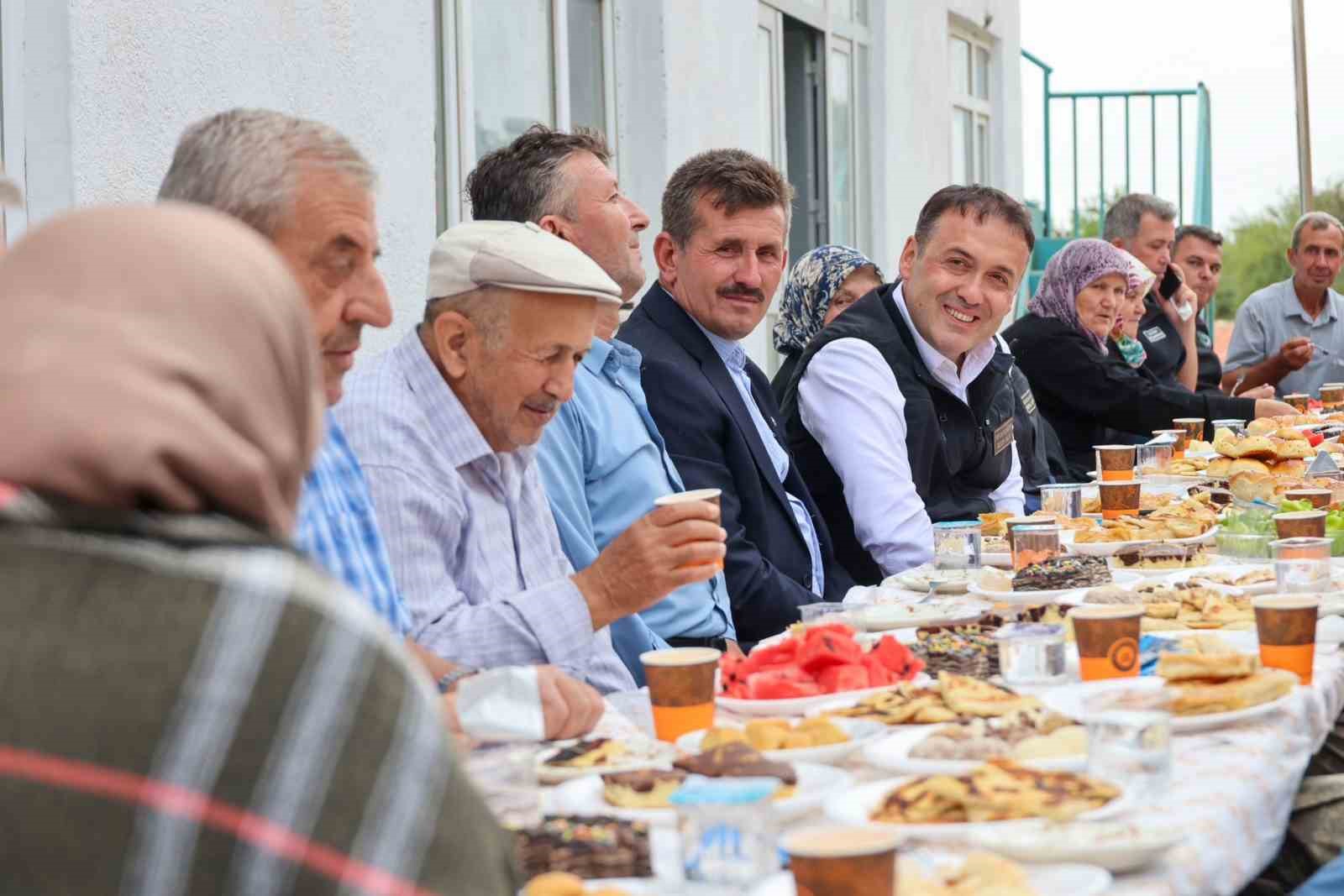 İkizce K&ouml;y&uuml; sıcak asfalta kavuştu
