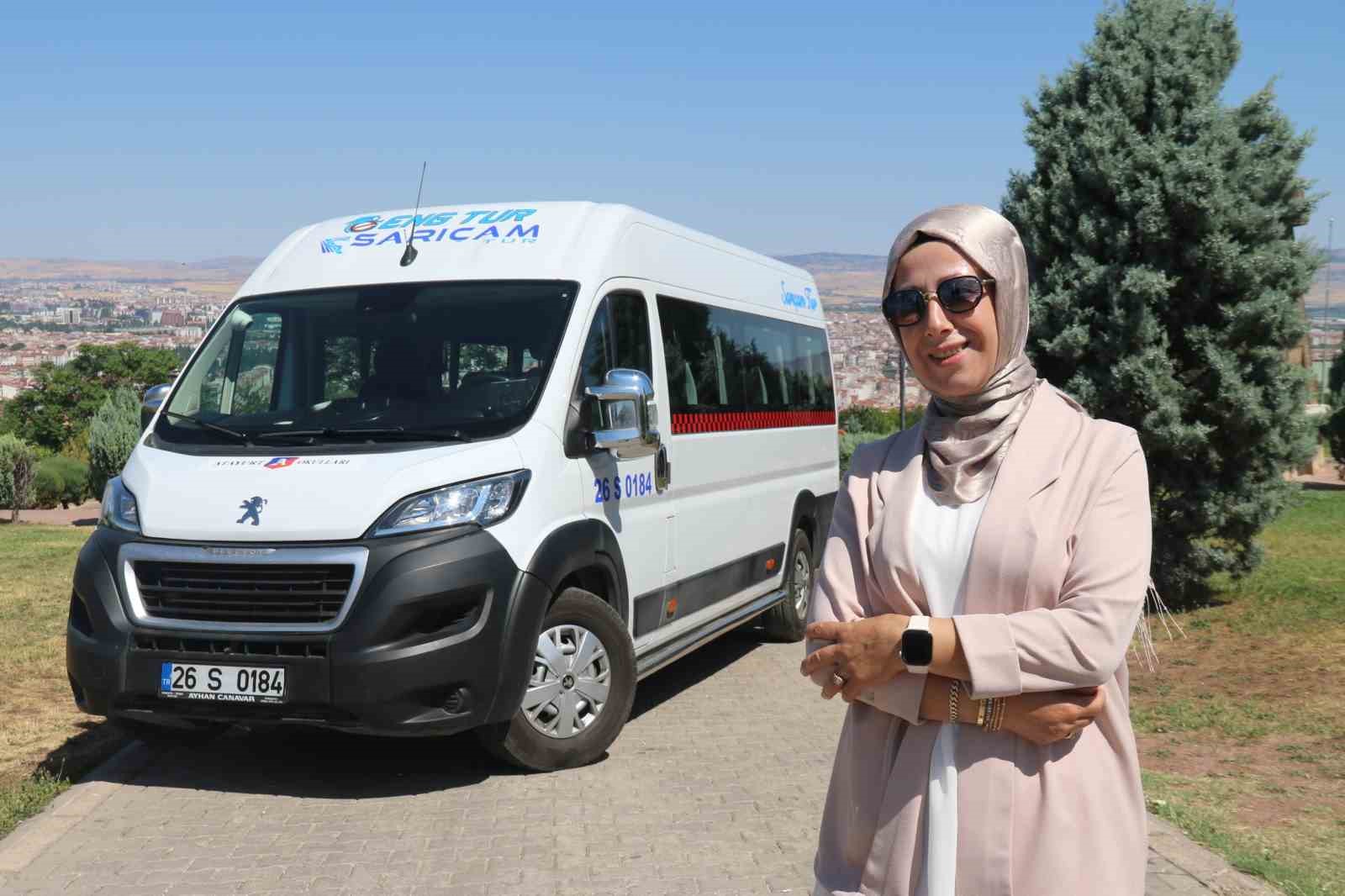 3 çocuk annesi kadın direksiyonuna geçtiği servisle 2 yıldır öğrenci taşıyor