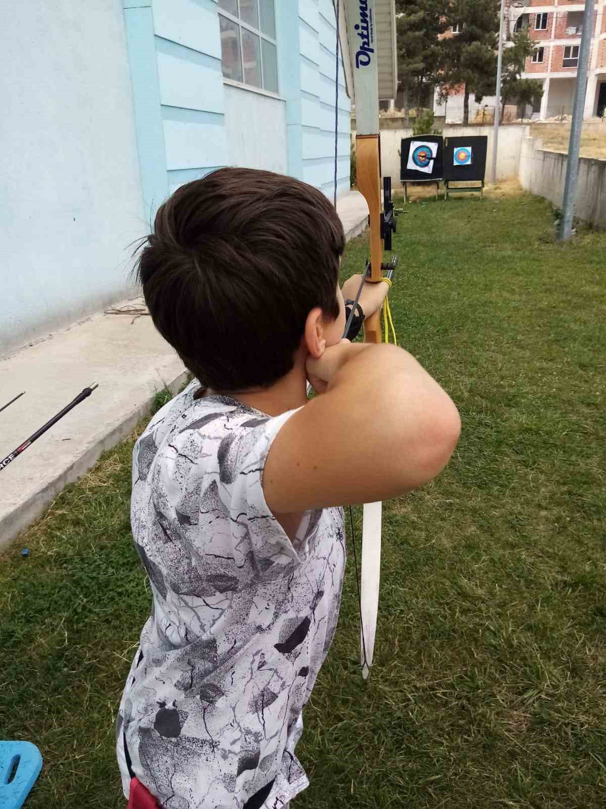 Bah&ccedil;elievler y&uuml;zme havuzu bah&ccedil;esinde ok&ccedil;uluk r&uuml;zgarı
