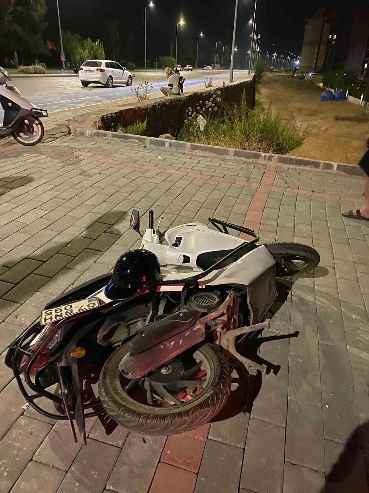 Otomobille motosiklet &ccedil;arpıştı: 1 yaralı
