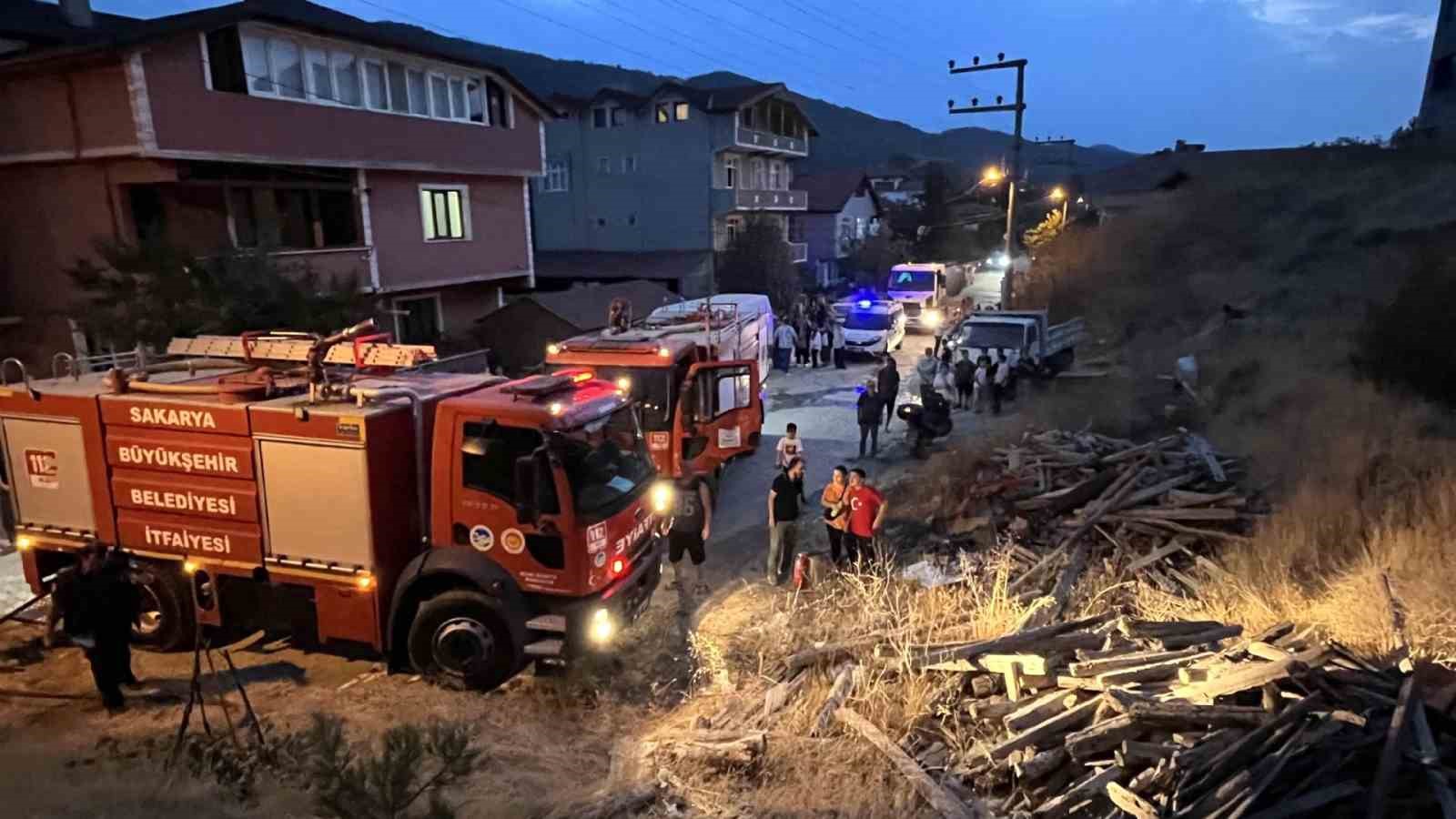 Sakarya’da elektrik direğinde yaşanan patlama yangına sebep oldu
