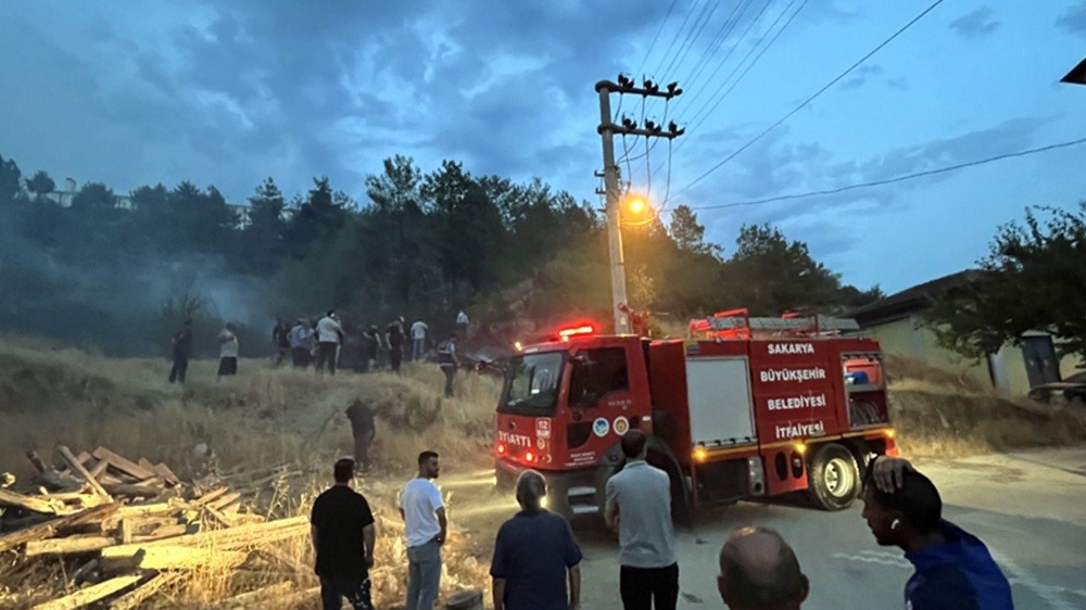 Sakarya&rsquo;da elektrik direğinde yaşanan patlama yangına sebep oldu
